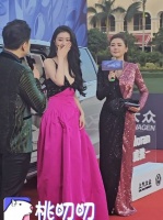 深V长裙的赵小棠今天鲨疯了，好性感好喜欢