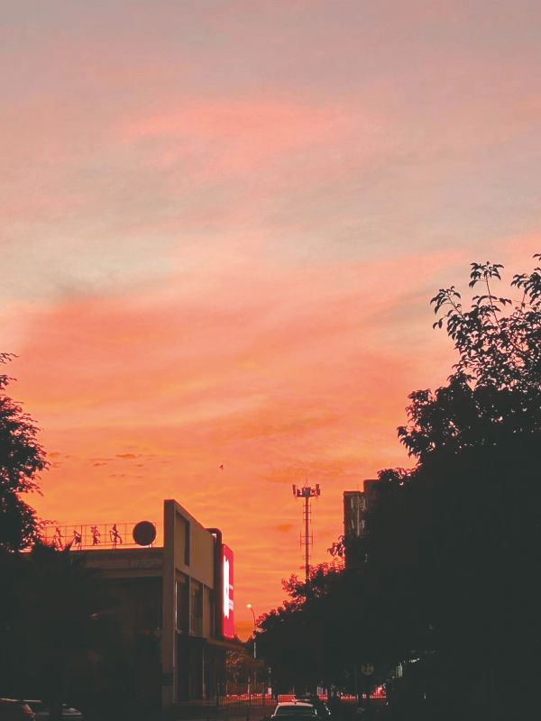     昨日傍晚，晚霞染红天空 本报记者 邱煜红 摄