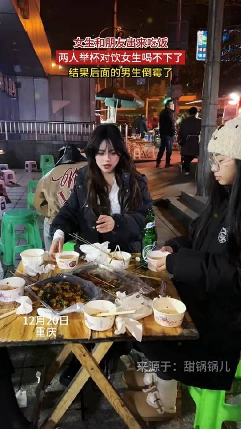 后面的男生是不是知道要发生啥,所以带了个帽子