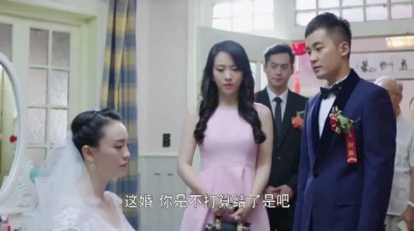 见过那么离谱的吗?结婚当天,新娘竟坐地起价,新郎气得怒摔手机