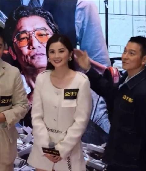 出席新片“金手指”香港首映，刘德华跟他两比简直是社牛……