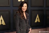 61岁杨紫琼办婚礼，妈妈紧握77岁女婿手，对方深情凝视岳母引争议