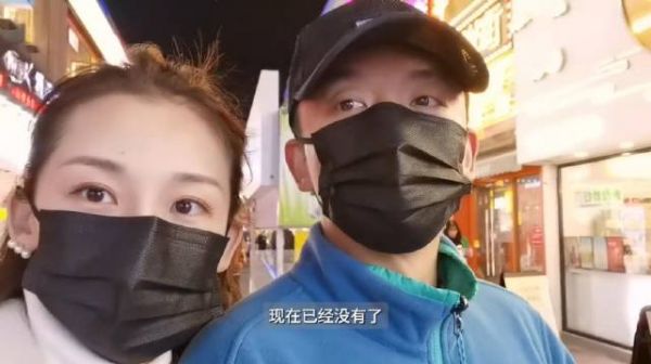 郑恺苗苗一家四口出游,二胎儿子走路很稳当了……
