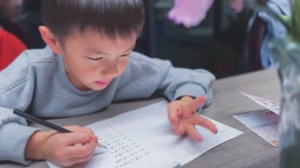孙莉一家过圣诞,小儿子和二女儿出镜,处处透露出幸福感