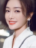 秦岚具有一种白皙细腻的肤色……