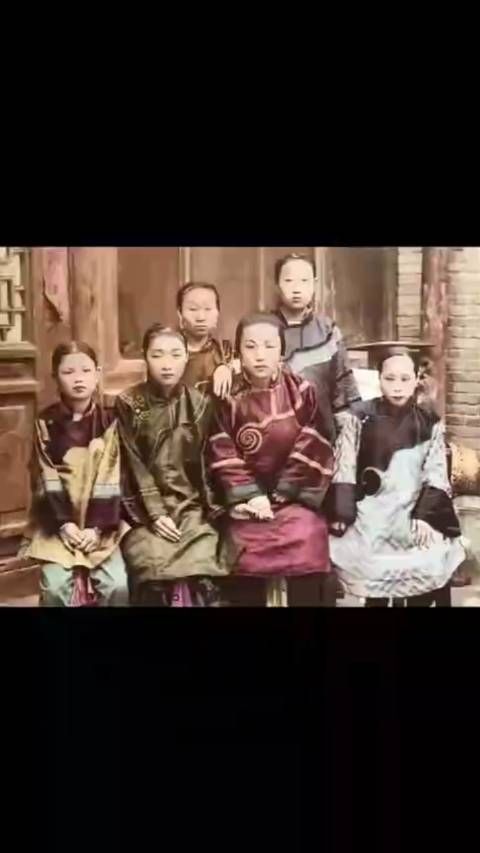 清朝大户人家的6个小妾,这脚小的还没手大……
