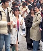 金莎和23岁男友路透曝光，褪去了滤镜与美颜，颜值也差太多了