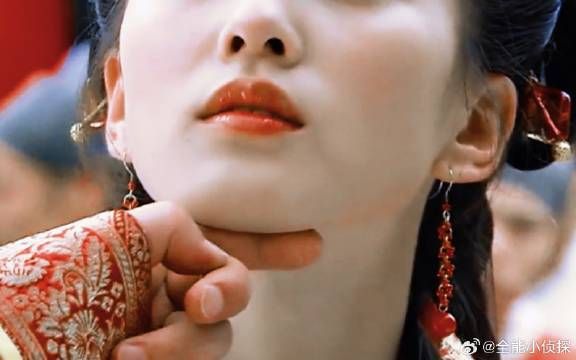 当年她眉间那颗痣太绝了,可惜后来为了玄学点掉了