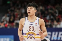 强硬！陈国豪首节得到4分抢下7个板 其中包括4个前场板！