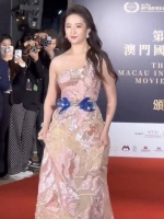 我们许红豆的风这次吹到澳门啦一袭粉色长裙……