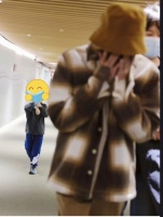 王源机场偶遇小孩哥，拿着电话手表拍王源都把我们小源拍害羞了