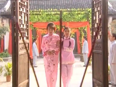 乡下女孩娶进门做妾,没想到拜正房时,对方竟是一件衣服!