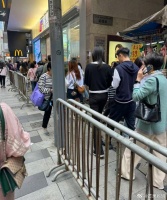 网友偶遇奚梦瑶何猷君中环逛街，四太梁安琪还跟在夫妻俩身后……