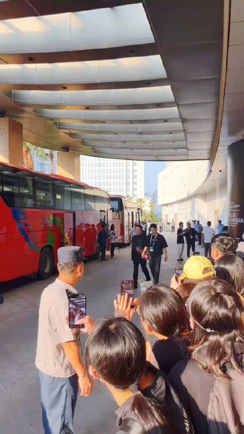 潘老师不好意思,不好意思,我真的以为看到黄渤了……