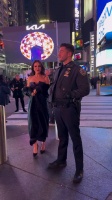 纽约时代广场跨年夜安保人员好帅