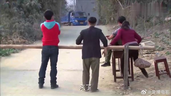 村民在村口设收费口，路过司机忍无可忍，把他暴揍一顿