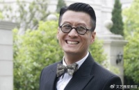 太离谱！60岁港星女儿结婚，女婿61岁，还警告女婿亏待女儿就打他