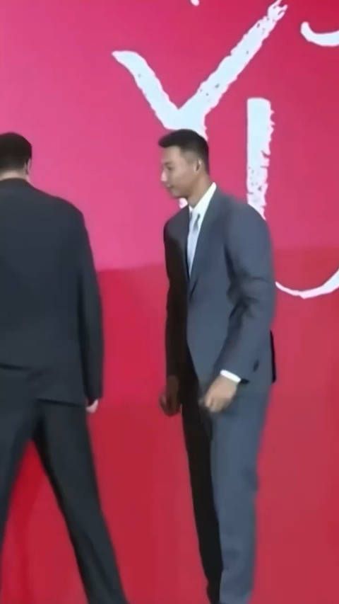 易建联退役仪式上,想把C位让给老大哥!