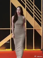 仪态太好了 气质也不输其他人