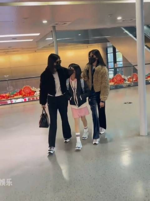 鲍蕾带俩女儿现身机场,贝儿的腿一代比一代强,身材比例很少见了