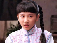 一家人吃烤鸡女儿却只能吃青菜，养父一眼看出端倪