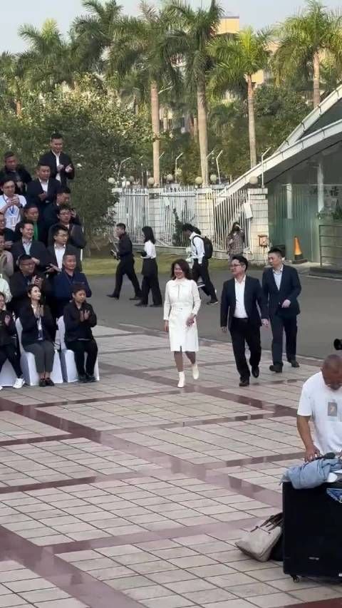 姐还是那么潇洒自如啊!
