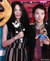 王菲27岁大女儿近照曝光，赴台湾旅游无名指戴戒疑结婚