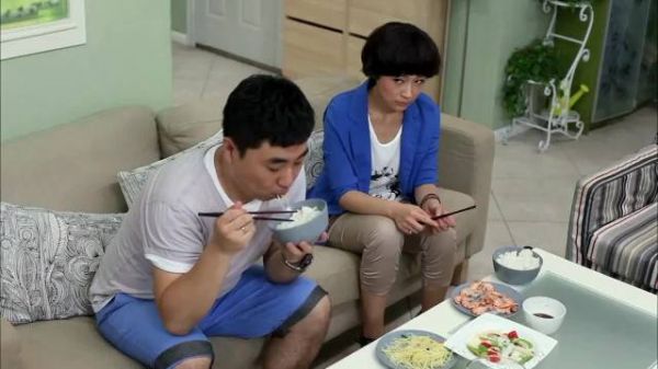 岳母不让倒插门的女婿上桌吃饭,老婆还冲老公发火,男人直接离婚