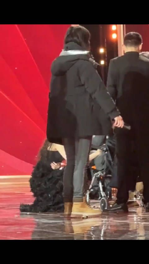 唐嫣汪小姐蹲下来和爷叔游本昌聊天 好暖心的糖糖……