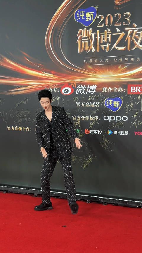 哈哈哈哈，杨迪再晚喊一秒，你们的肖战就这么走过去了...