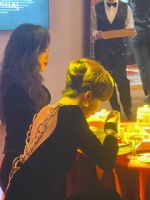 唐嫣辛芷蕾在夜东京吃宝总泡饭、满堂红小菜……