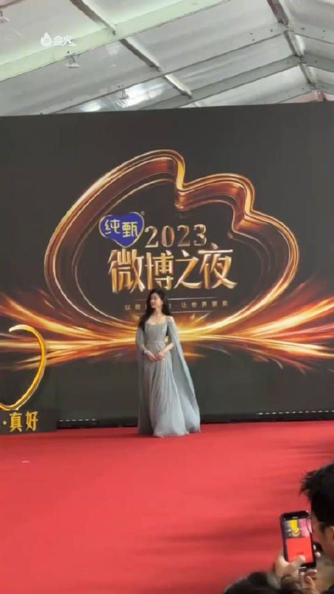 刘诗诗亮相她款款而来的那一刻，周围的一切都失去了颜色！