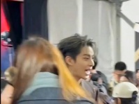 王鹤棣不愧是你，居然对着秦岚贴脸开大学她的嗓子……