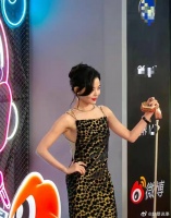 37岁的辛芷蕾，一袭黑色吊带波点裙登场，气质大气明艳……