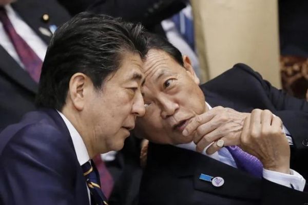 日媒称,麻生太郎(右)与安倍晋三关系密切。资料图片