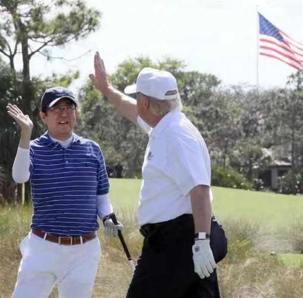 安倍晋三与特朗普被日本媒体描述为“高尔夫球友”。图为2017年2月11日安倍(左)与特朗普在佛罗里达州打高尔夫时的画面