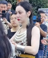 猜猜这是谁？半夜里这么走出来肯定吓得你睡不着觉啦！