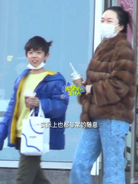 霍思燕带嗯哼逛街,母子俩造型主打一个随性舒适……