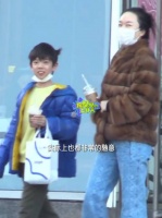 霍思燕带嗯哼逛街，母子俩造型主打一个随性舒适……