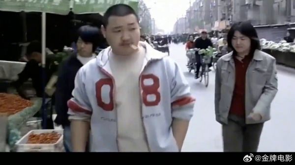恶霸嚣张收保护费，殊不知老板是警察：叫你领导过来收