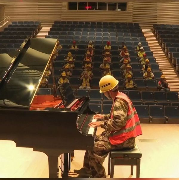 ▲正在进行钢琴演奏的农民工易群林。
