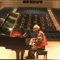 弹钢琴的农民工接到春晚邀请，热爱就会有精彩 | 新京报快评