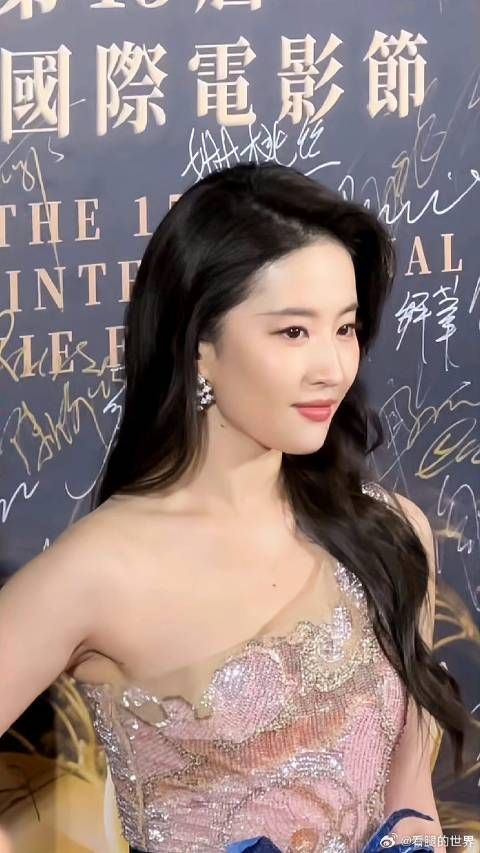 嘲她身材有意思吗,这哪里胖!