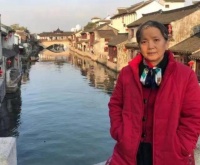 吕丽萍低调回国，模样苍老