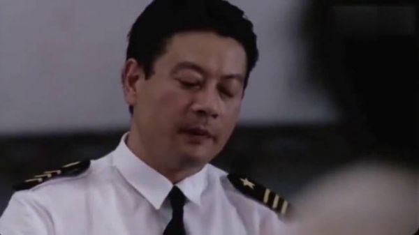 老婆偷偷去考空姐没想到考官竟是自己丈夫丈夫一看吓傻了