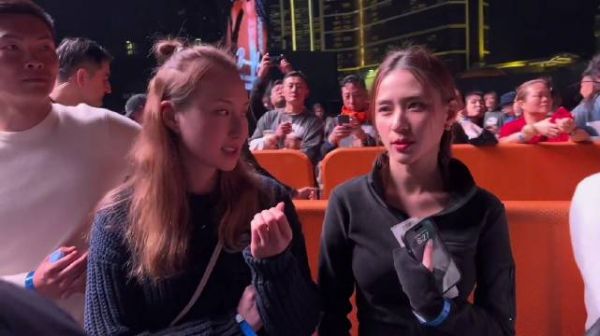 何超云携未婚夫看演唱会,何超莲惨变电灯泡,姐妹俩都好漂亮
