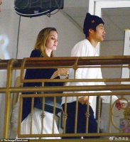 朱莉带20岁越南裔养子吃饭，穿了“母子装”，女星的下颚线真清晰