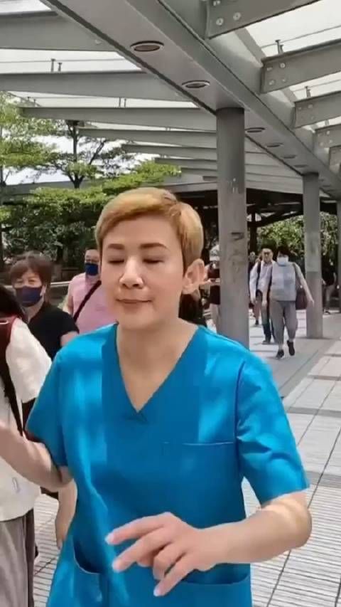 吴君如 携老公陈可辛一家三口旅游,59岁的她气质状态超好……
