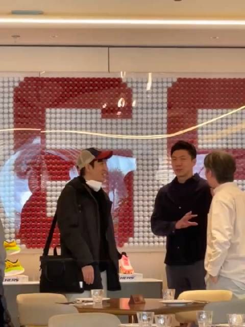 网友上海偶遇王力宏,这身穿搭像进城务工的