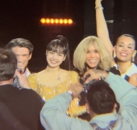 Lisa赢了？法国慈善演出破圈，在欧洲站稳脚跟，跟LV三公子稳定